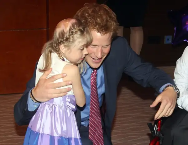 El Príncipe convivió con los pequeños durante la ceremonia.
