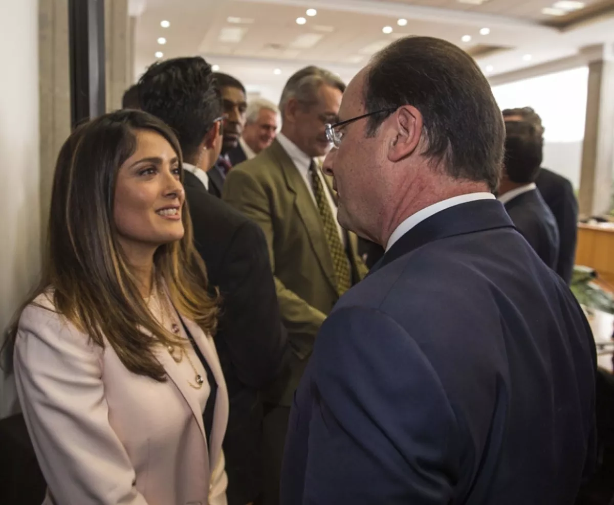 Salma fungió como guapa intermediaria entre los dos países. Aquí con Francois Hollande, presidente de Francia.