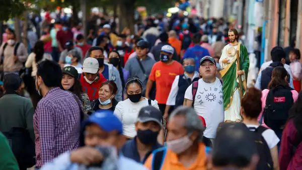 (Multitud en las calles del centro de la CDMX)