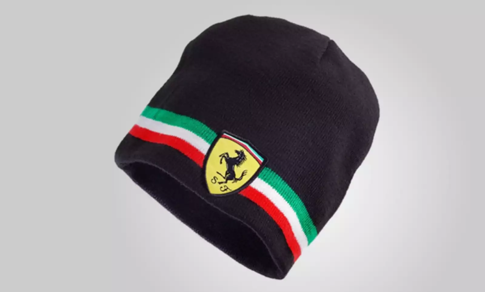 Protégete del frío con este gorro, que además de tener el logo de la firma al frente, ostenta los colores de la bandera italiana. Precio: 25 dólares.