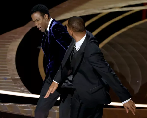 Will Smith golpea a Chris Rock en los Oscars 2022.