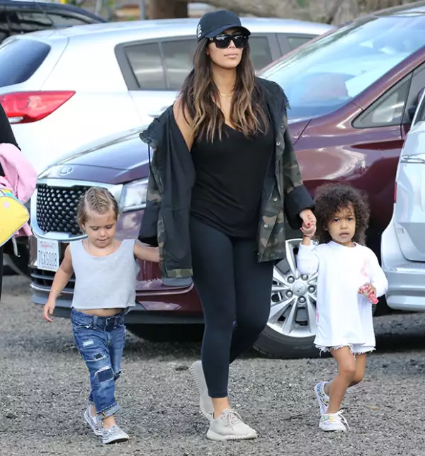 Kim llevó a su hija y a su sobrina a buscar huevos de Pascua y se divirtieron en grande.