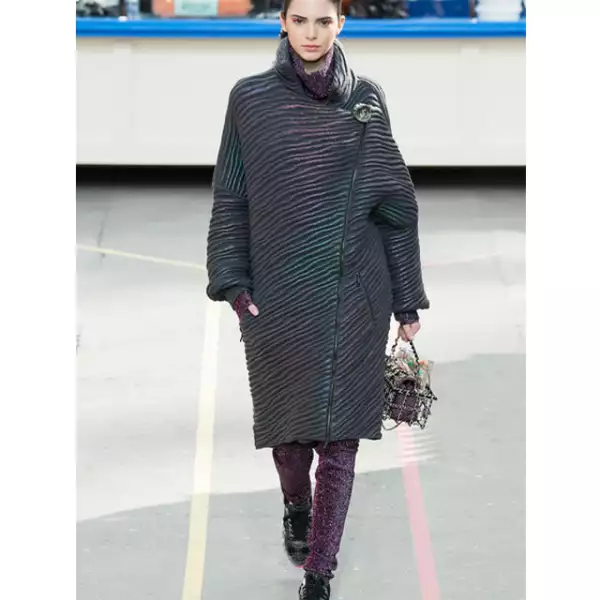 La hermana menor de Kim Kardashian estuvo presente en la pasarela de Chanel otoño-invierno 2014.