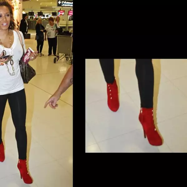 Melanie B.  lleva unas botitas súper trendy color rojo.