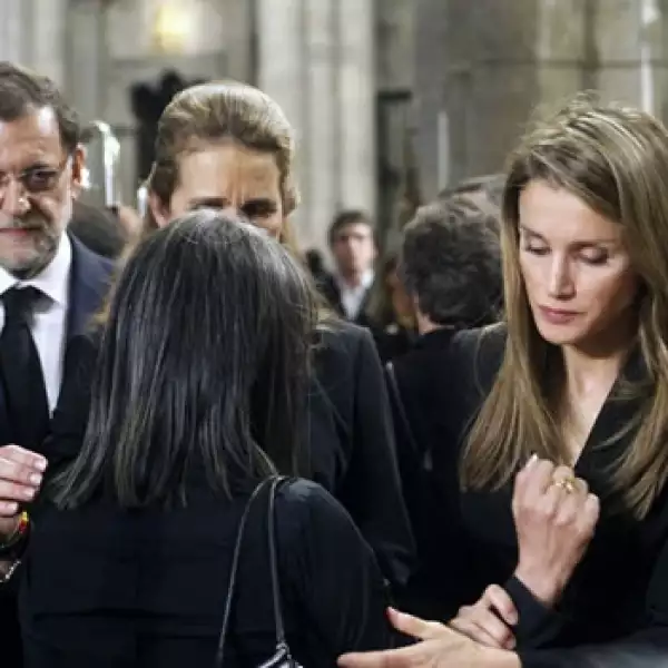 la realeza da el pesame a familiares de victimas del accidente de tren