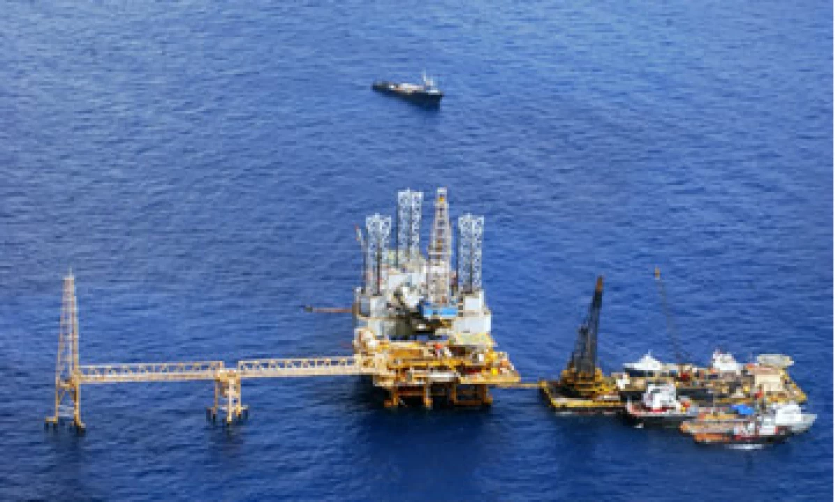 Además de los millonarios recursos que implica importar gasolina baja en azufre y diesel de ultra bajo azufre, el gobierno se expone a las fluctuaciones del peso frente al dólar y del precio internacional del petróleo. (Foto: Cortesía Pemex)