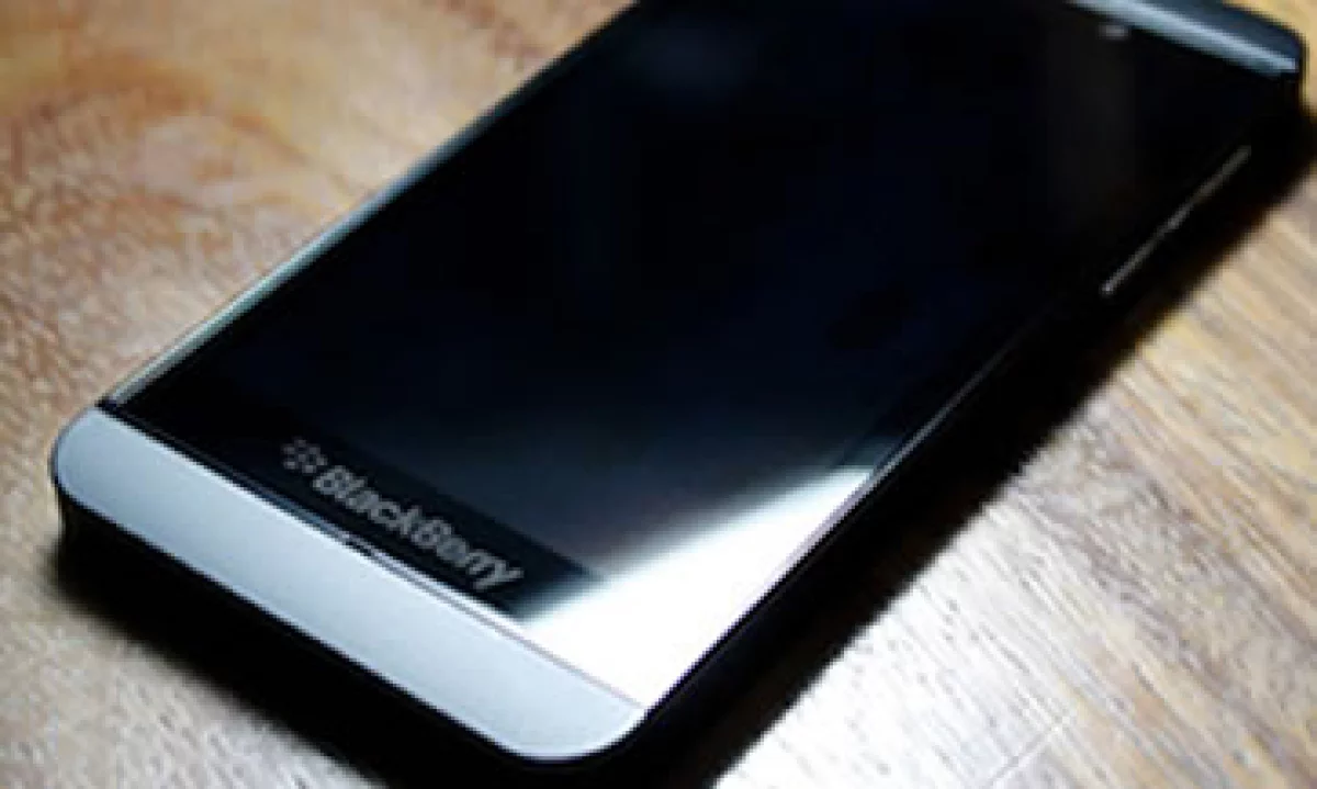 El BlackBerry Z10 es la última apuesta de RIM para ponerse al día con el iPhone. (Foto: foto tomada de Fortune)
