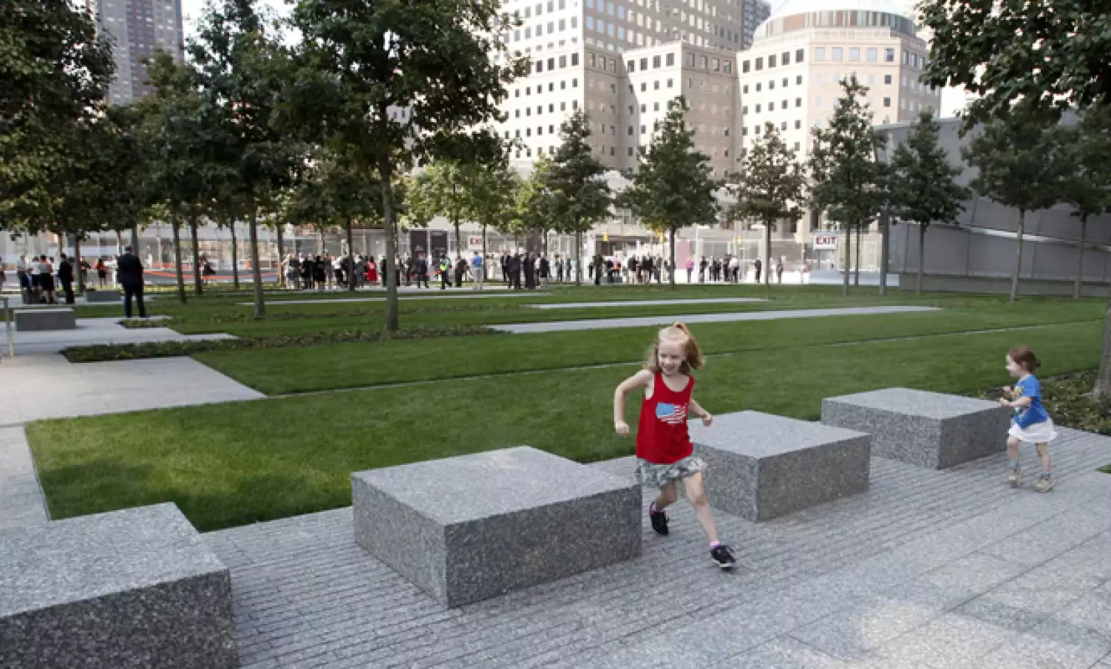 Los visitantes pueden caminar entre centenares de robles blancos y contemplar el agua en los sitios exactos en los que alguna vez se alzaron las Torres Gemelas del World Trade Center (WTC).