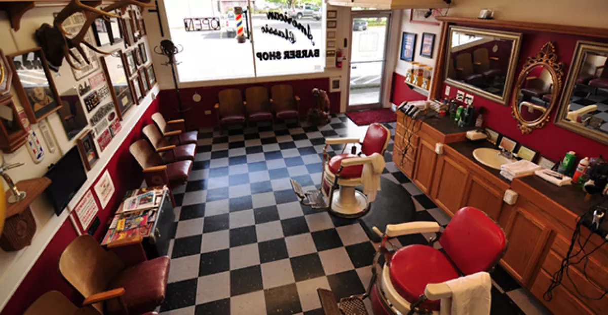 Al llegar los años 80 y 90´s, las barberías se fueron desvaneciendo poco a poco, para darle lugar a lo que llamamos estética “unisex".