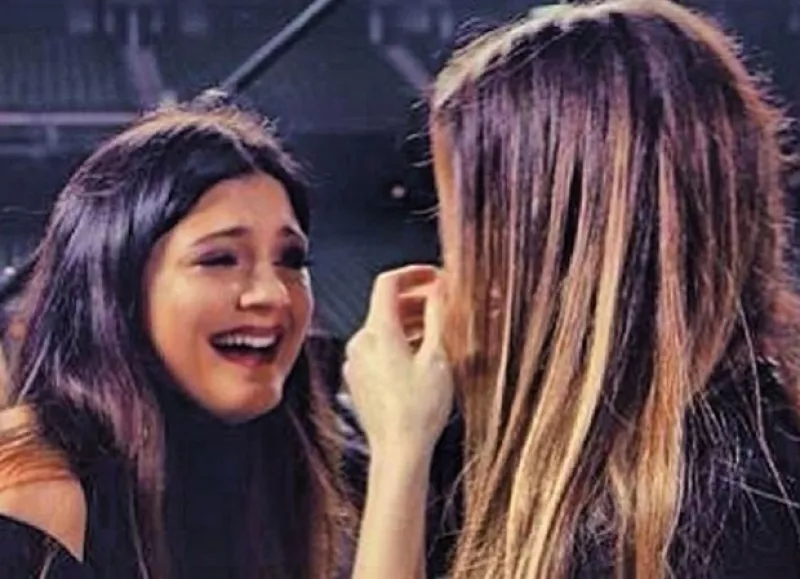 La menor de las hermanas declaró en entrevista con Ryan Seacrest que fue tal su emoción al presenciar la romántica escena que se tiraron al suelo a llorar.