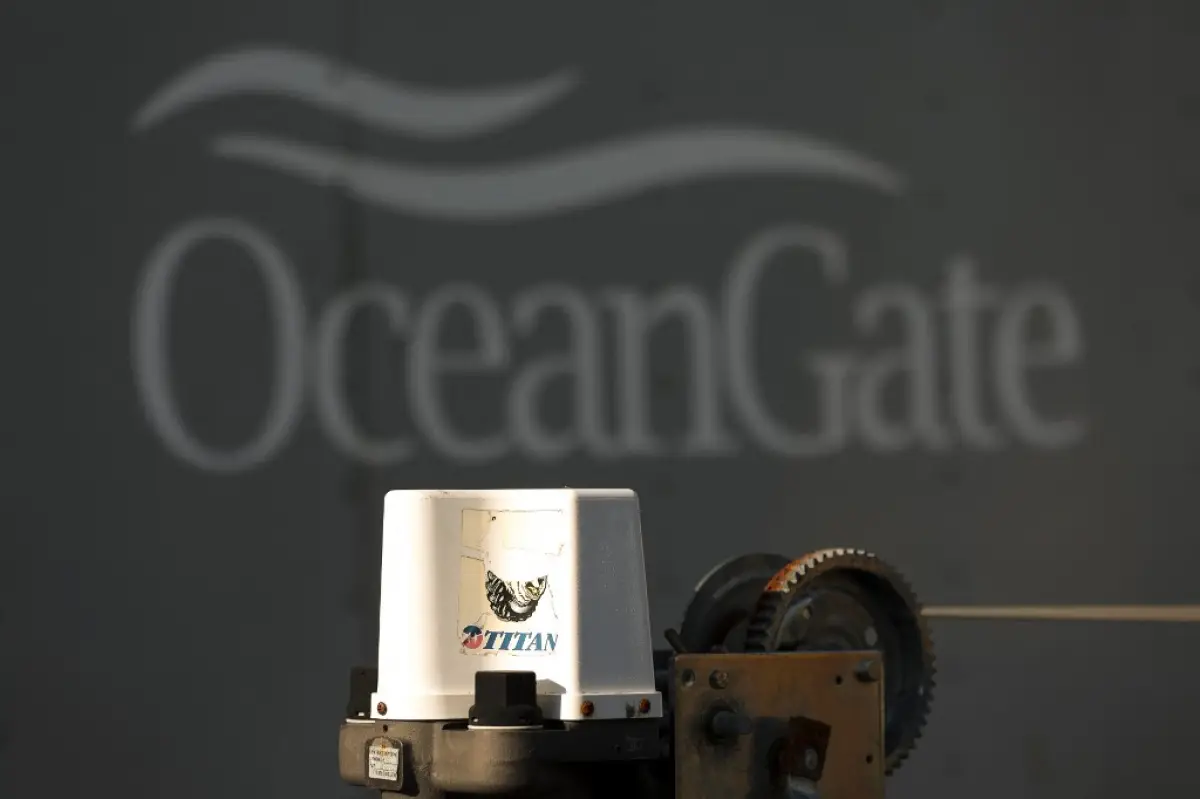 Una calcomanía en una pieza de equipo que dice "Titan" se muestra cerca de un remolque con el logotipo de OceanGate en los headqurters de OceanGate Expedition en el Port of Everett Boat Yard en Everett, el 22 de junio de 2023. Las cinco personas a bordo de un sumergible desaparecido cerca del naufragio del Titanic murieron, probablemente en un instante, después de que su barco sufriera lo que la Guardia Costera de los Estados Unidos dijo que el 22 de junio de 2023 era una "implosión catastrófica" en las profundidades del océano.