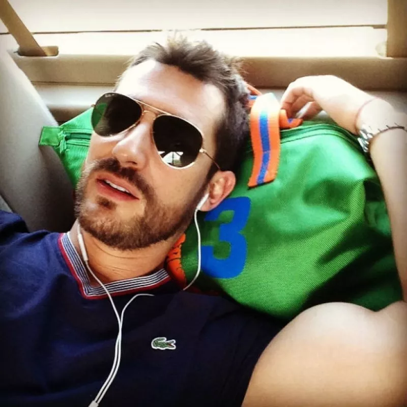 El actor, que estrena este jueves la cinta “Casi 30” al lado de Eiza González, nos cuenta en entrevista que uno de los grandes problemas con los que se ha enfrentado fue su inseguridad.