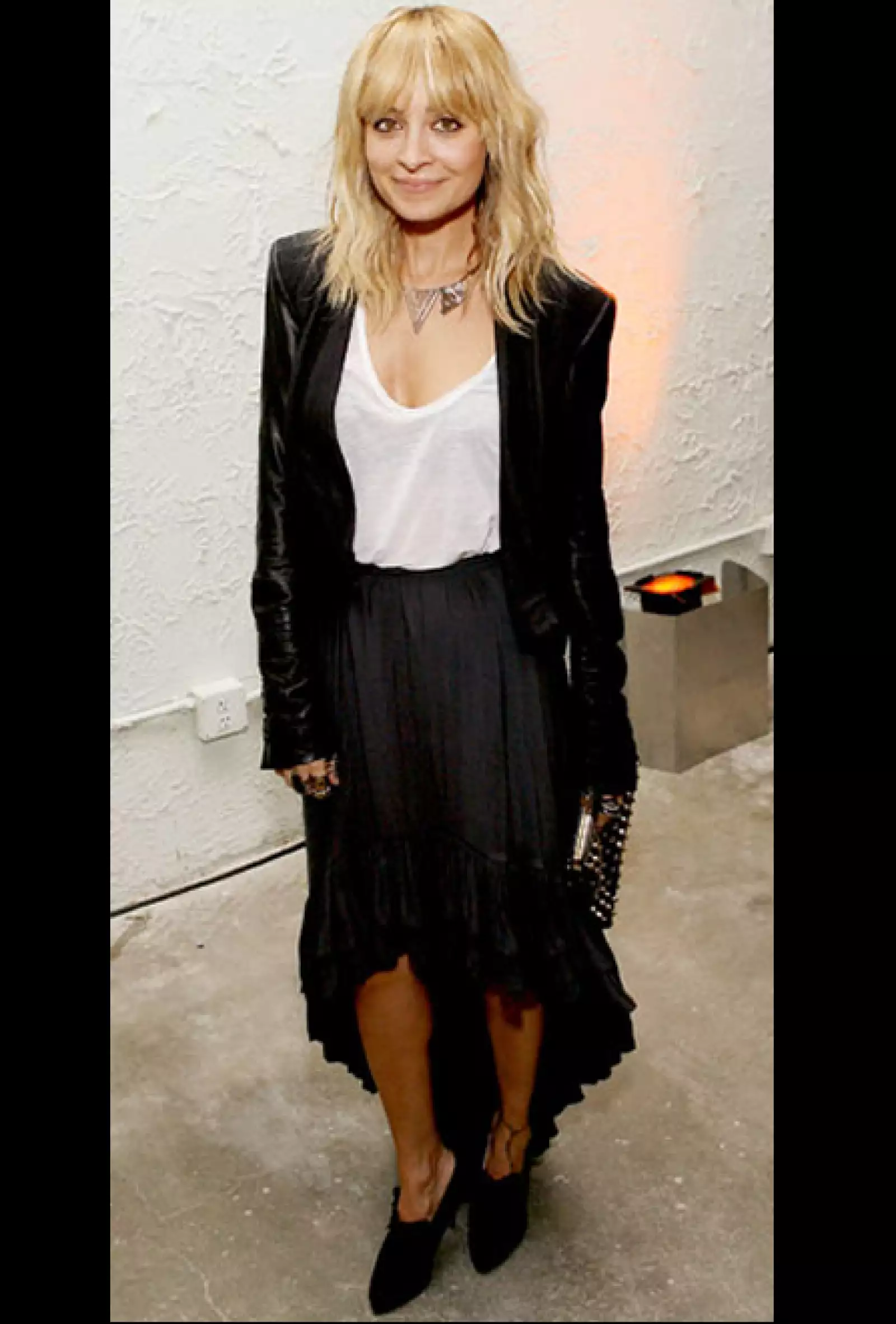 Nicole Richie le imprime a la falda un toque muy personal con accesorios en formas geométricas, un saco y una tshirt blanca que conforman un estilo rocckero.