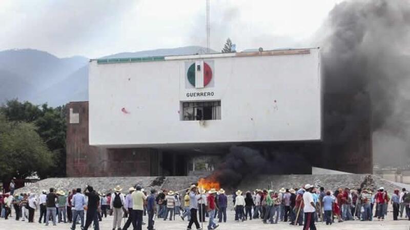 Integrantes de la CNTE quemaron las instalaciones del Partido Revolucionario Institucional (PRI) en Chilpancingo, Guerrero.