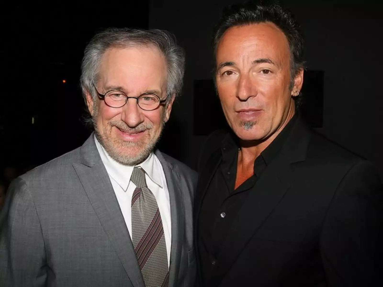 Steven Spielberg, con quien ya ha trabajado Hanks, y Bruce Springsteen, quien presumió unperfecto bronceado.