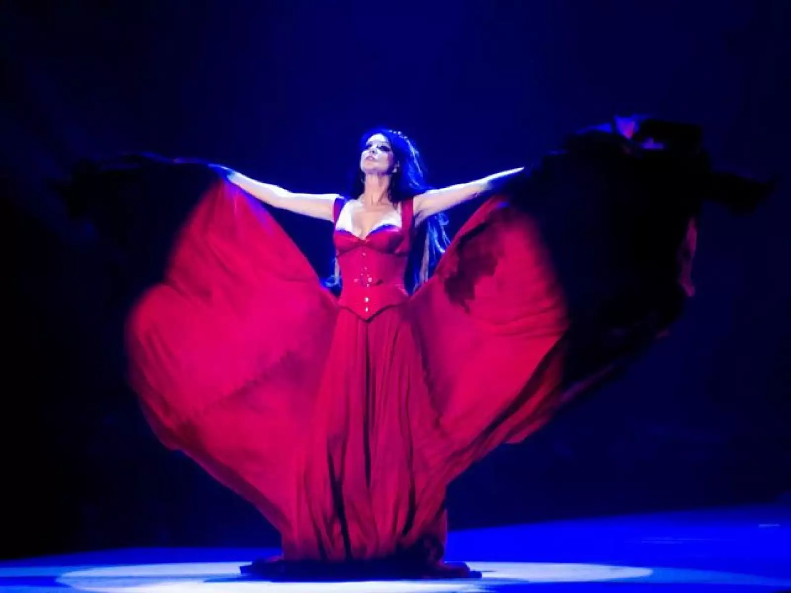 CONVENCE A MÉXICO. La cantante británica Sarah Brightman conquistó a más de 14 mil fans que asistieron a su concierto del sábado en el Palacio de los Deportes.