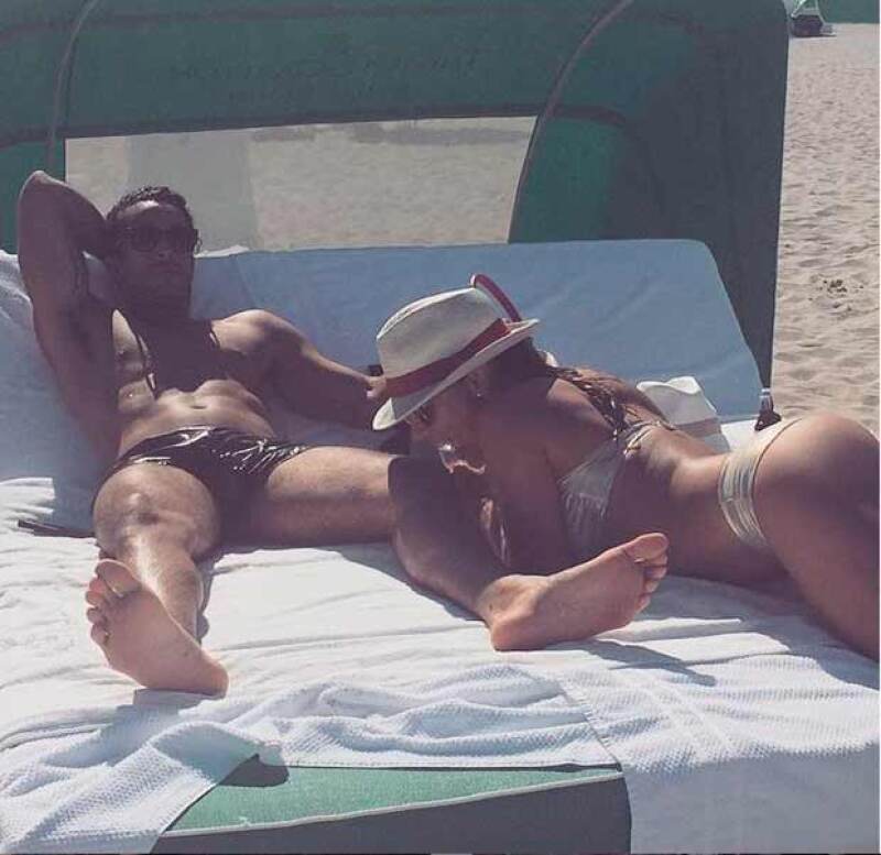 La pareja lució su trabajados cuerpos en bikini mientras tomaba el sol.