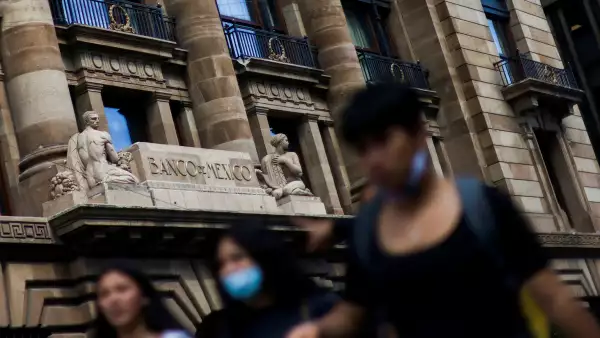 (Personas caminan frete al Banco de México)