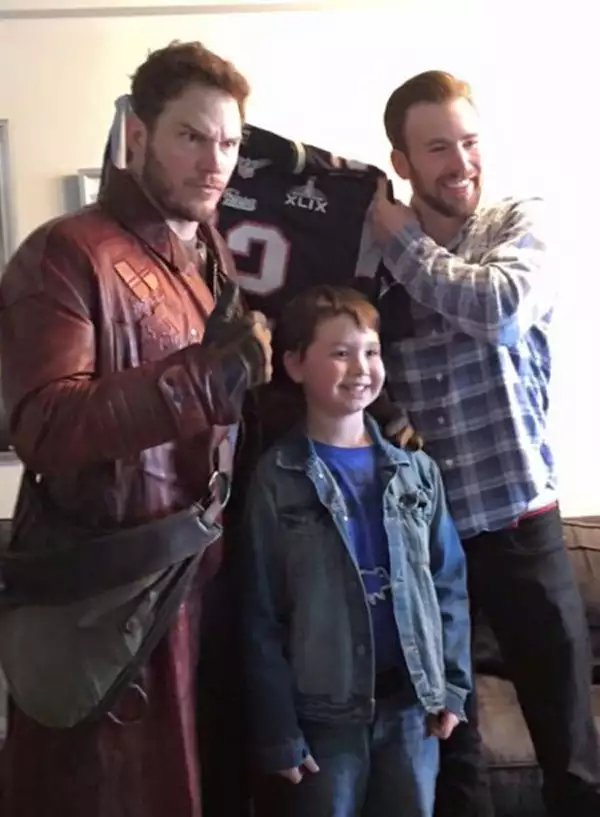 Chris Pratt y Chris Evans en su visita al hospital infantil de Boston.