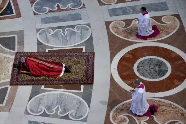 Foto del Papa Francisco en la Celebración de la Pasión de Cristo en la Basílica de San Pedro.