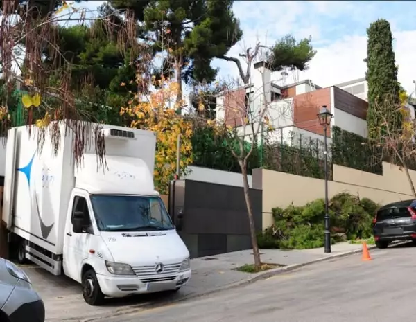 La mudanza afuera de su casa.