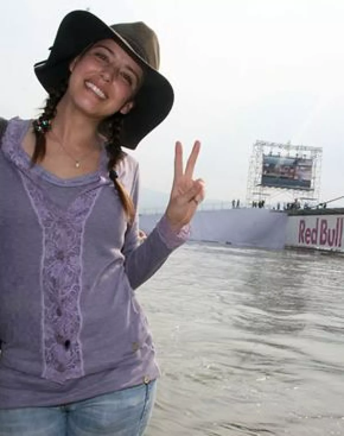 La joven actriz participó como jurado en este divertido certamen al sur de la Ciudad.