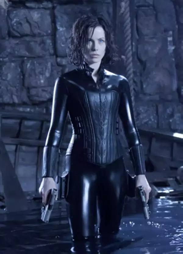 Aquí en su papel de Selene en Underworld.