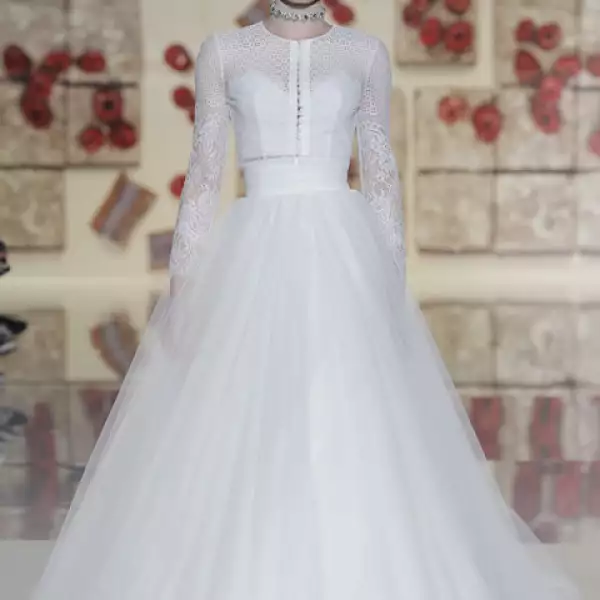 Look de dos piezas con top de encaje.