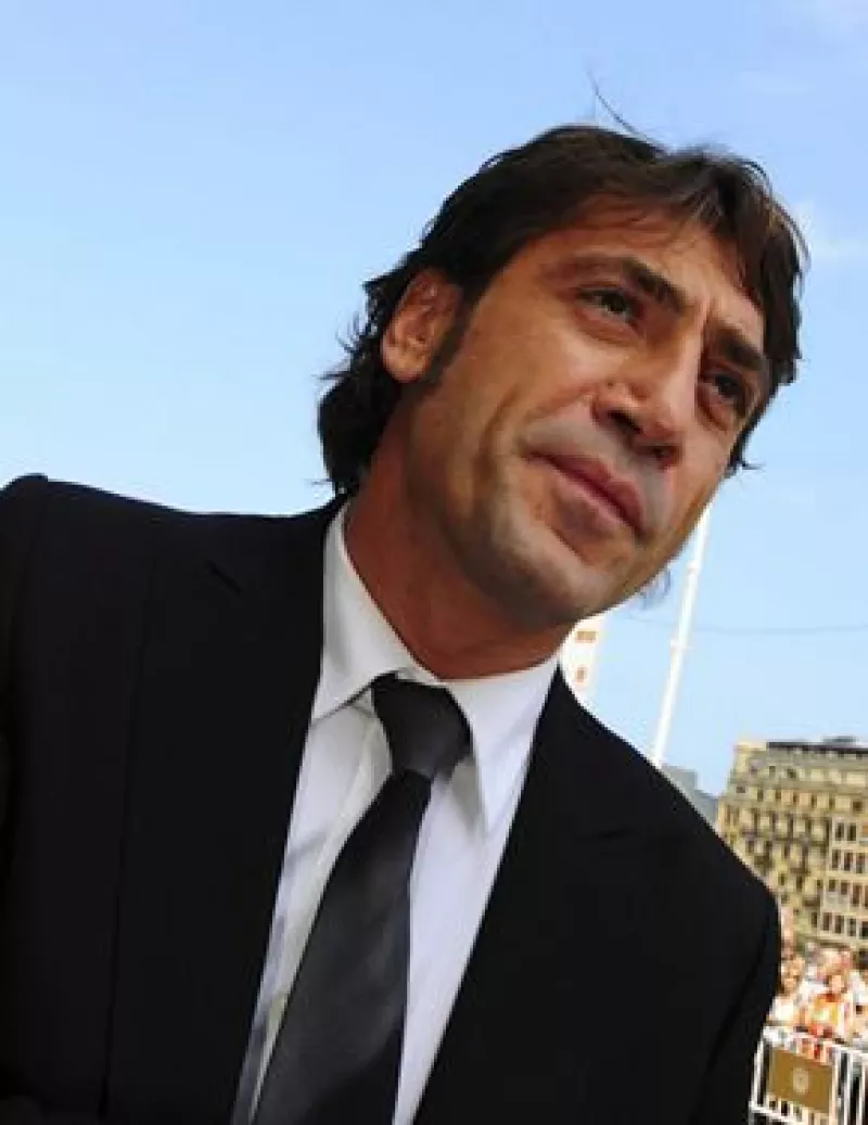 El actor español viajó a Alemania junto con su novia Penélope Cruz para consultar al médico de la selección alemana de futbol, quien le aconsejó realizar la cirugía.