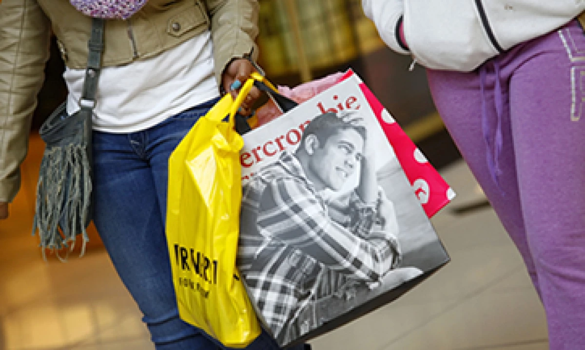 Los mejores descuentos en ropa llegan en enero. (Foto: Getty Images )