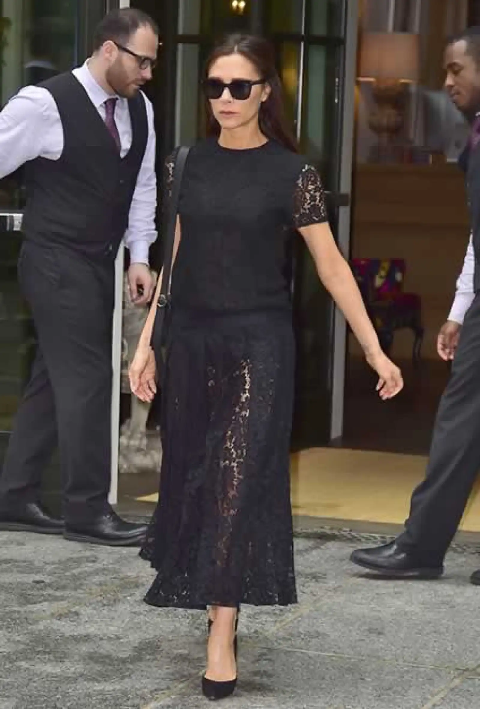 Posh Spice es la mejor embajadora de su firma de lujo. La vimos en Nueva York con un look de su colección Resort 2016 de encaje negro y falda midi que completó con pumps Casadei.