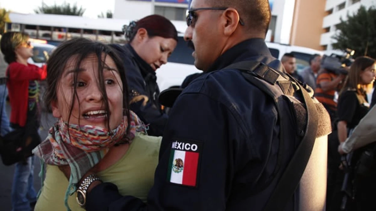 Una joven es detenida por un policía municipal