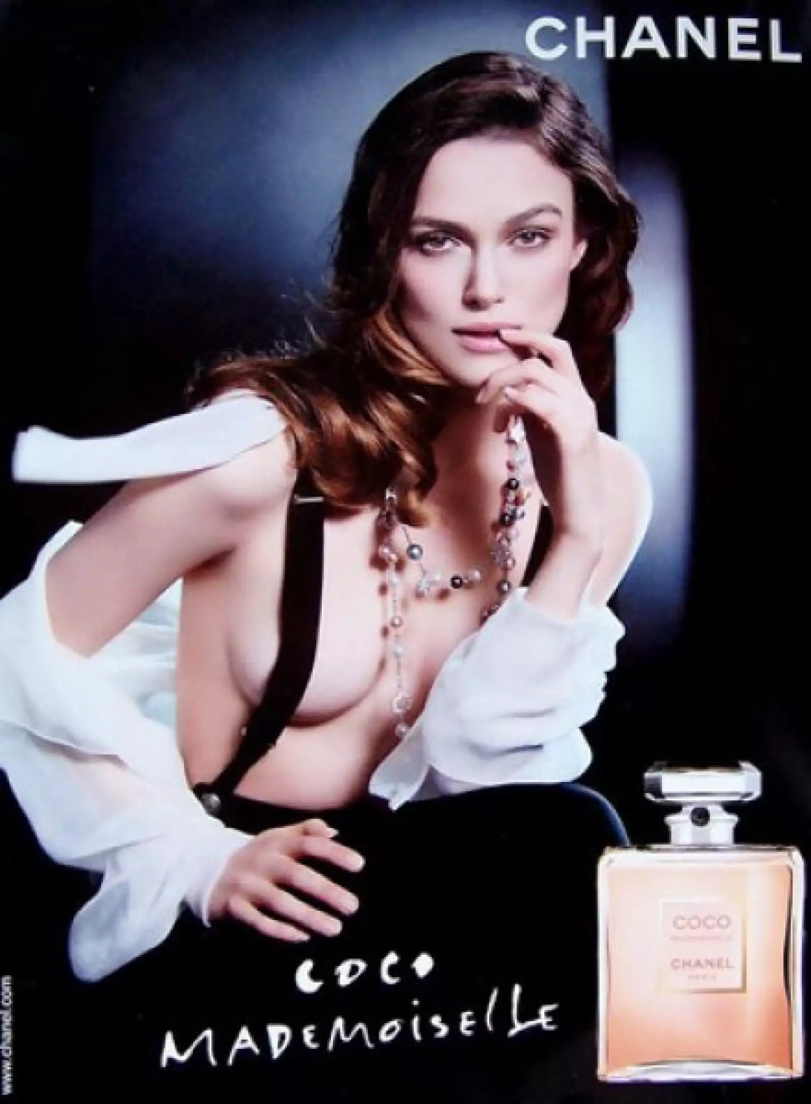 De igual manera, la actriz británica Keira Knightley posó de la misma forma que Moss para Chanel, aunque le dieron una `ayudadita´ a su pecho con la magia del photoshop.