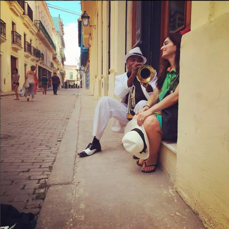 La guapa actriz mexicana está en la isla en compañía de algunos amigos, donde ha cautivado con su carisma y con lo guapa que luce.