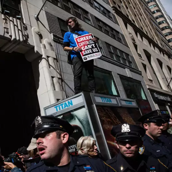 El grupo tiene sus raíces en el movimiento de Occupy Wall Street que comenzó en un parque de Manhattan en 2011 para protestar contra lo que consideraban prácticas bancarias que estaban al servicio del 1 por ciento más rico, excluyendo al 99 por ciento de 