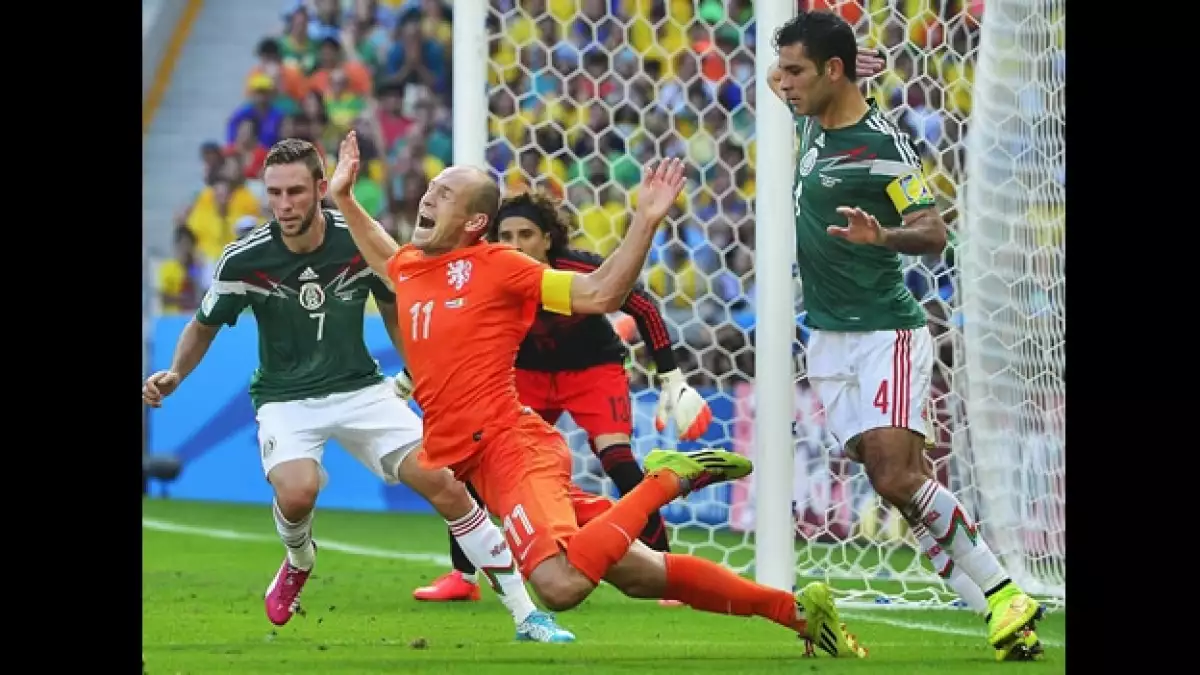La controversial jugada en la que Rafael Márquez marcó al atacante holandés Arjen Robben, en octavos de final del Mundial de Brasil 2014