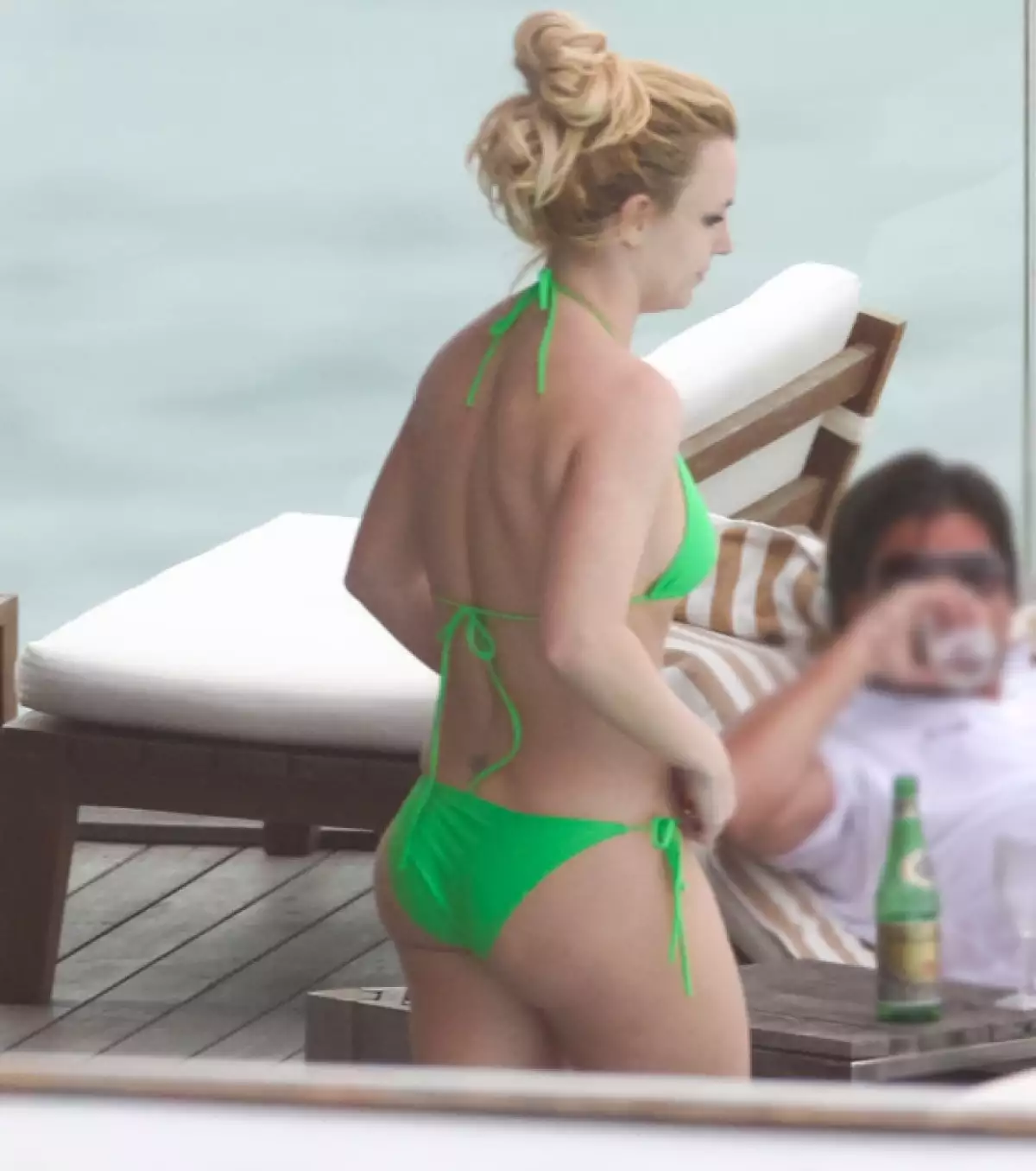La Princesa del Pop lució sus curvas en Río de Janeiro, Brasil, donde aprovechó su estancia ya que presentó su show. Además estuvo acompañada de su novio, Jason Trawick, e hijos.