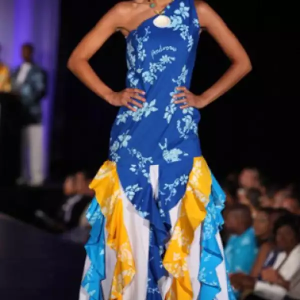 Martina Lee, de Alemania, modeló un vestido con vuelos en la parte inferior del vestido que le dieron un toque tropical.