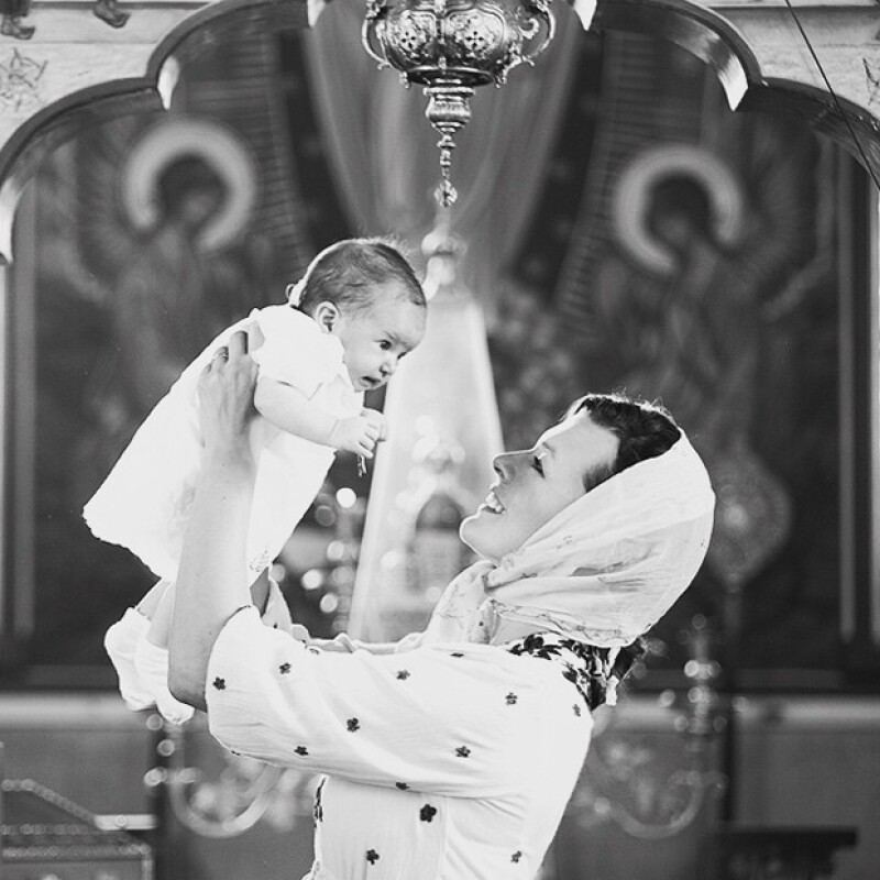 Esta semana la actriz bautizó a su hija Dashiel Edan de dos meses de edad en una ceremonia ortodoxa rusa en Los Ángeles.