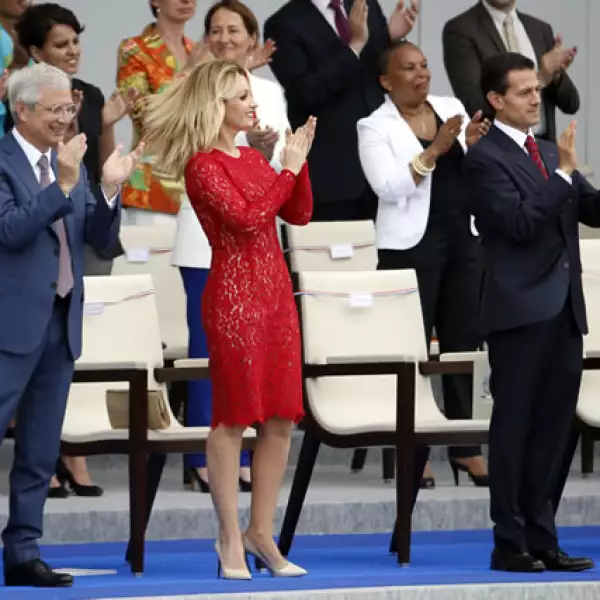Claude Bartolone, Angélica Rivera, Enrique Peña Nieto durante el desfile militar por el Día de la Bastilla.