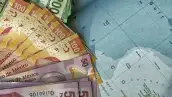 Deuda pública de México. Billetes y un mapa del país.  Foto iStock. 