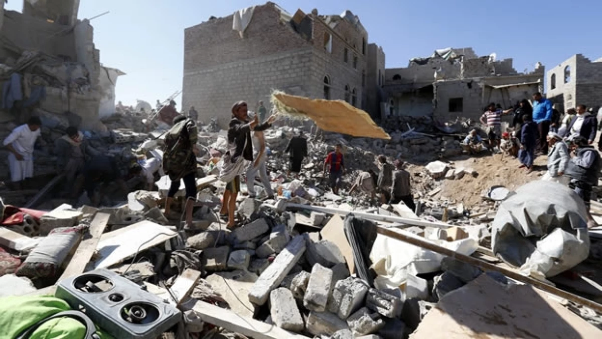 Ciudadanos inspeccionan las casas destruidas por los bombardeos contra posiciones de los rebeldes hutíes en Saná