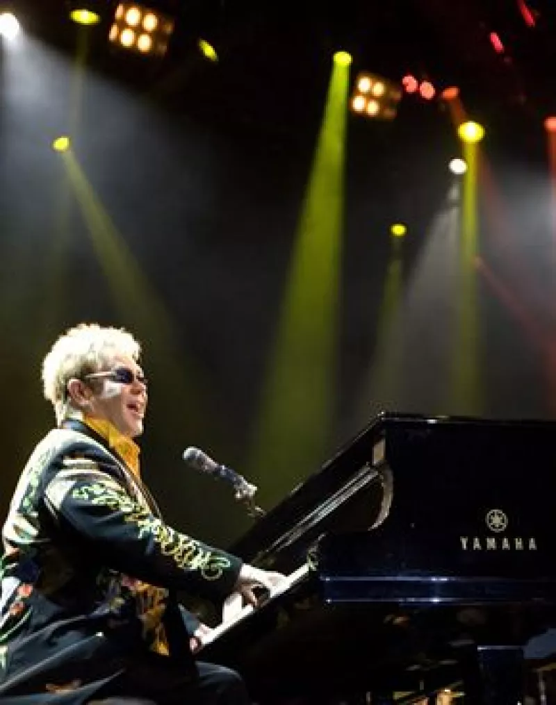 El cantante derrochó energía y nostalgia ante los más de mil 500 asistentes durente su concierto en el Colegio de las Vizcaínas,en la Ciudad de México.