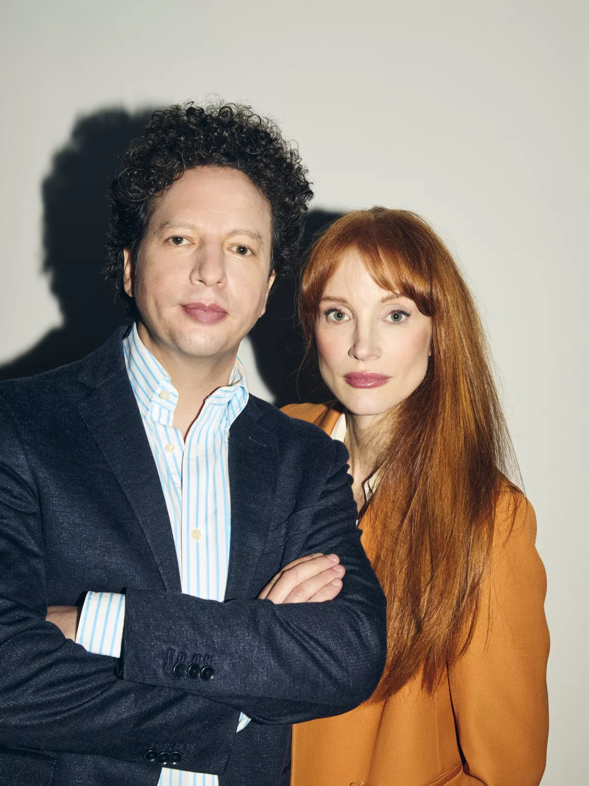 Michel Franco y Jessica Chastain retratados en la Ciudad de México. 
