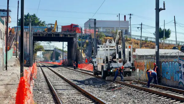 Trabajadores de la construcción comenzando las obras para el desarrollo del Tren México-Querétaro en la avenida Corregidora Norte. 