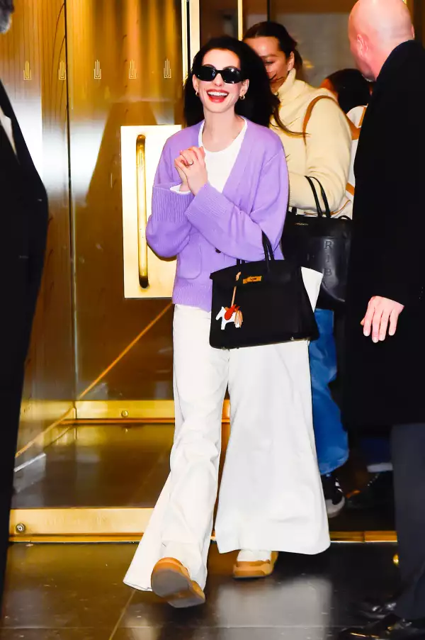 Anne Hathaway apuesta por los jeans que se apoderarán del 2024.