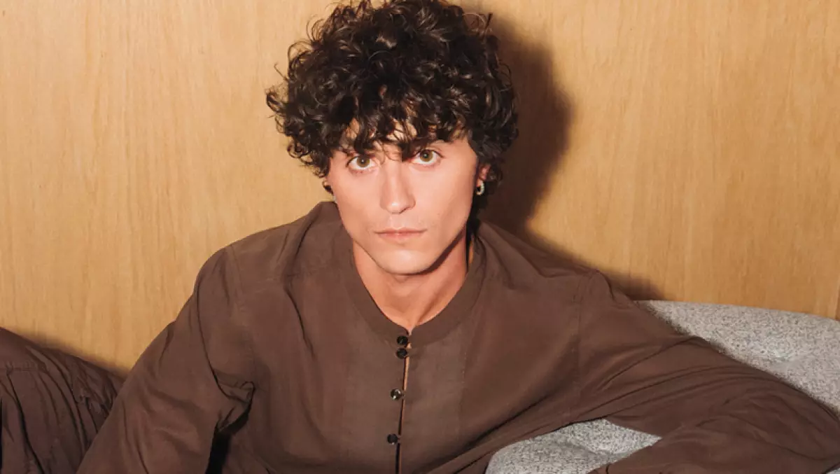 Foto del actor mexicano Fernando Cattori, en la CDMX, vestido de Dolce&Gabbana.