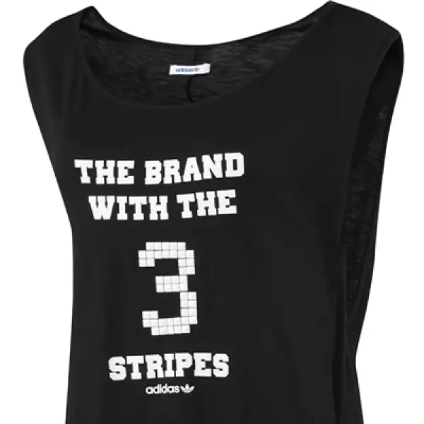 En color negro lanza su camiseta sin mangas, ideal para combinar con shorts.