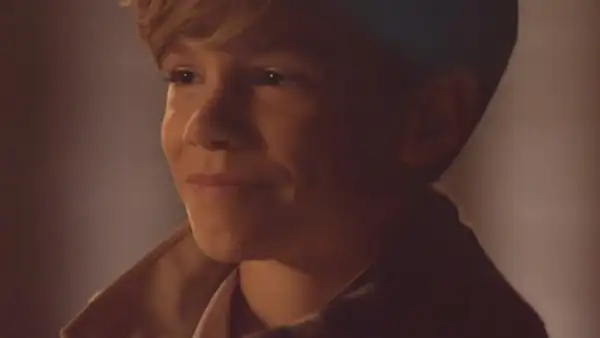 La firma inglesa invita a Romeo Beckham como imagen por segunda ocasión.