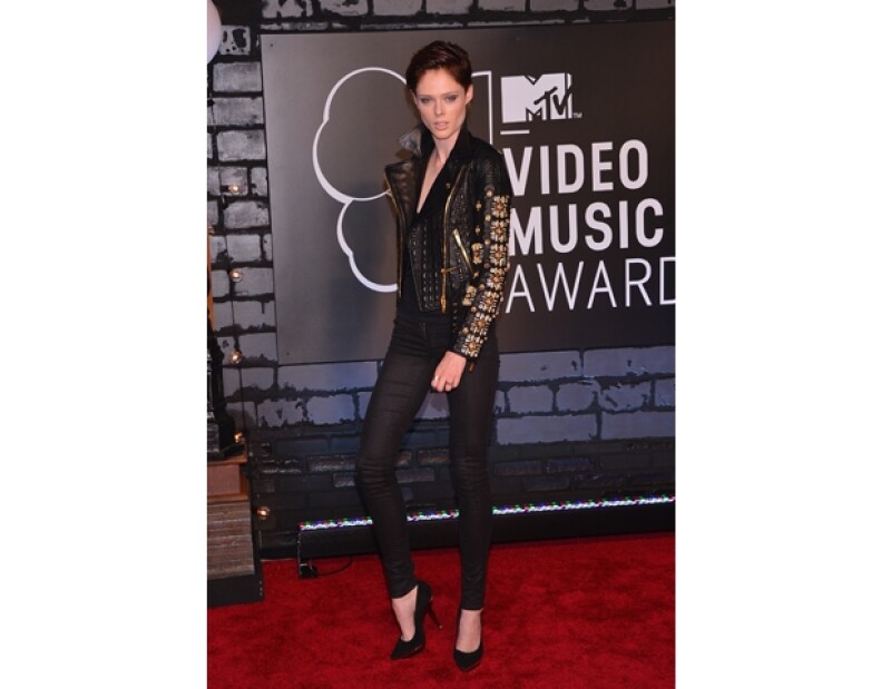 Coco Rocha súper rocker con skinny jeans y una leather jacket.